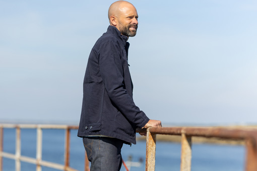 Homme portant des vêtements style workwear avec des vestes en toiles