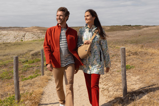 Un homme et une femme habillés en couleurs d'automne Mousqueton
