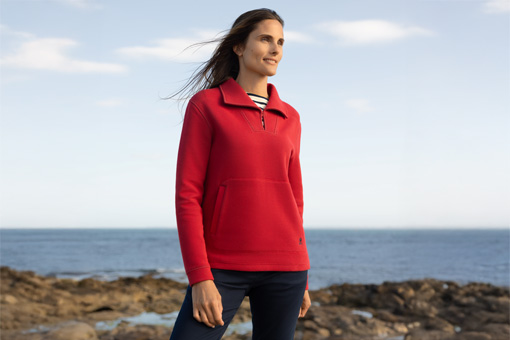 Femme portant un pull vareuse en maille technique Mousqueton