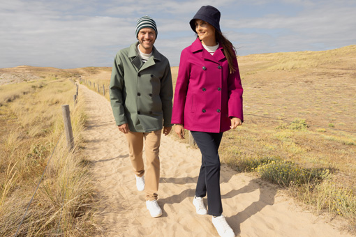 Un homme et une femme au bord de mer vestes colorées Mousqueton