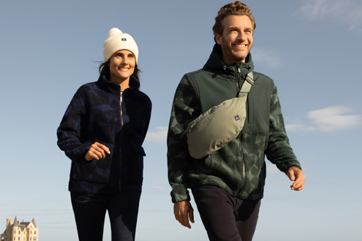 Un homme et une femme en polaires sherpa Mousqueton