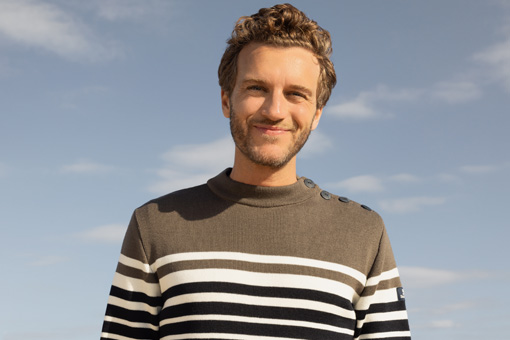 Un homme en pull marin laine et acrylique Mousqueton