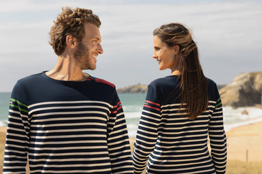 Un homme et une femme en marinières collection babord tribord Mousqueton