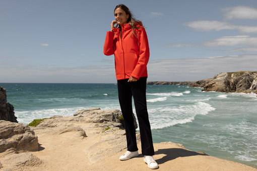 Femme portant une veste et un pantalon au look sportswear Mousqueton