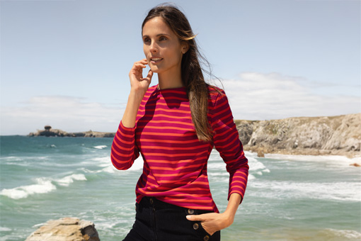 Femme portant une marinière rouge Mousqueton