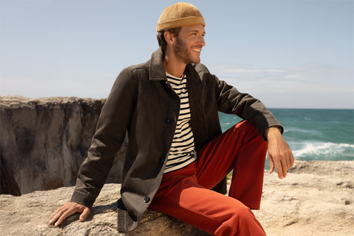 Homme portant des vêtements au style casual chic