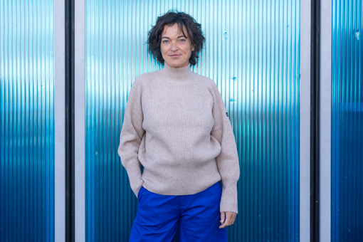 Martine, la femme de Marc Guillemot portant un pull en 100% laine Mousqueton