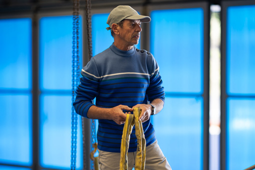 Marc Guillemot portant un pull en laine et acrylique Mousqueton
