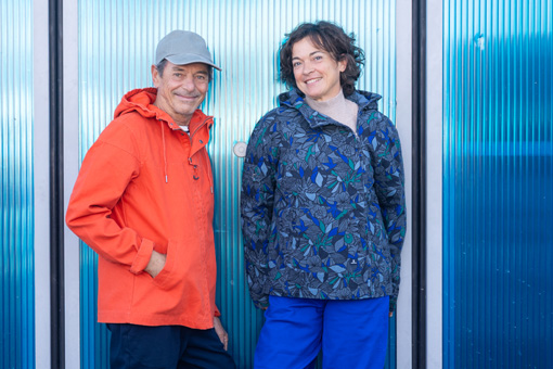 Marc Guillemot et sa femme portant des vestes en toile mi-saison Mousqueton