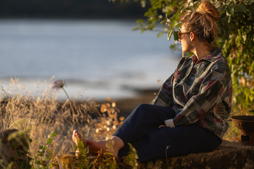 Une femme au bord de mer avec une veste à motifs Mousqueton