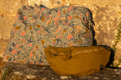 Femme avec un sac banane Mousqueton