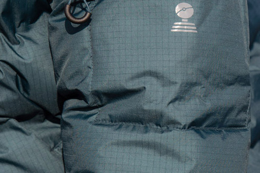Zoom sur la matière ripstop d'une doudoune Mousqueton
