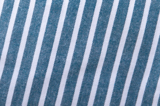 Zoom sur le chambray d'une blouse femme rayée Mousqueton