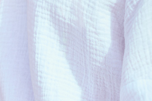 Zoom sur la double gaze de coton d'une blouse femme Mousqueton