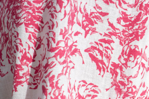 Zoom sur la ramie d'une robe à motifs Mousqueton