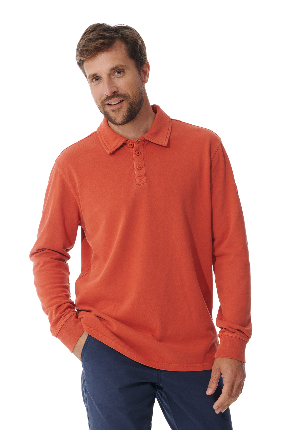 Homme portant un polo manches longues Arthur de Mousqueton