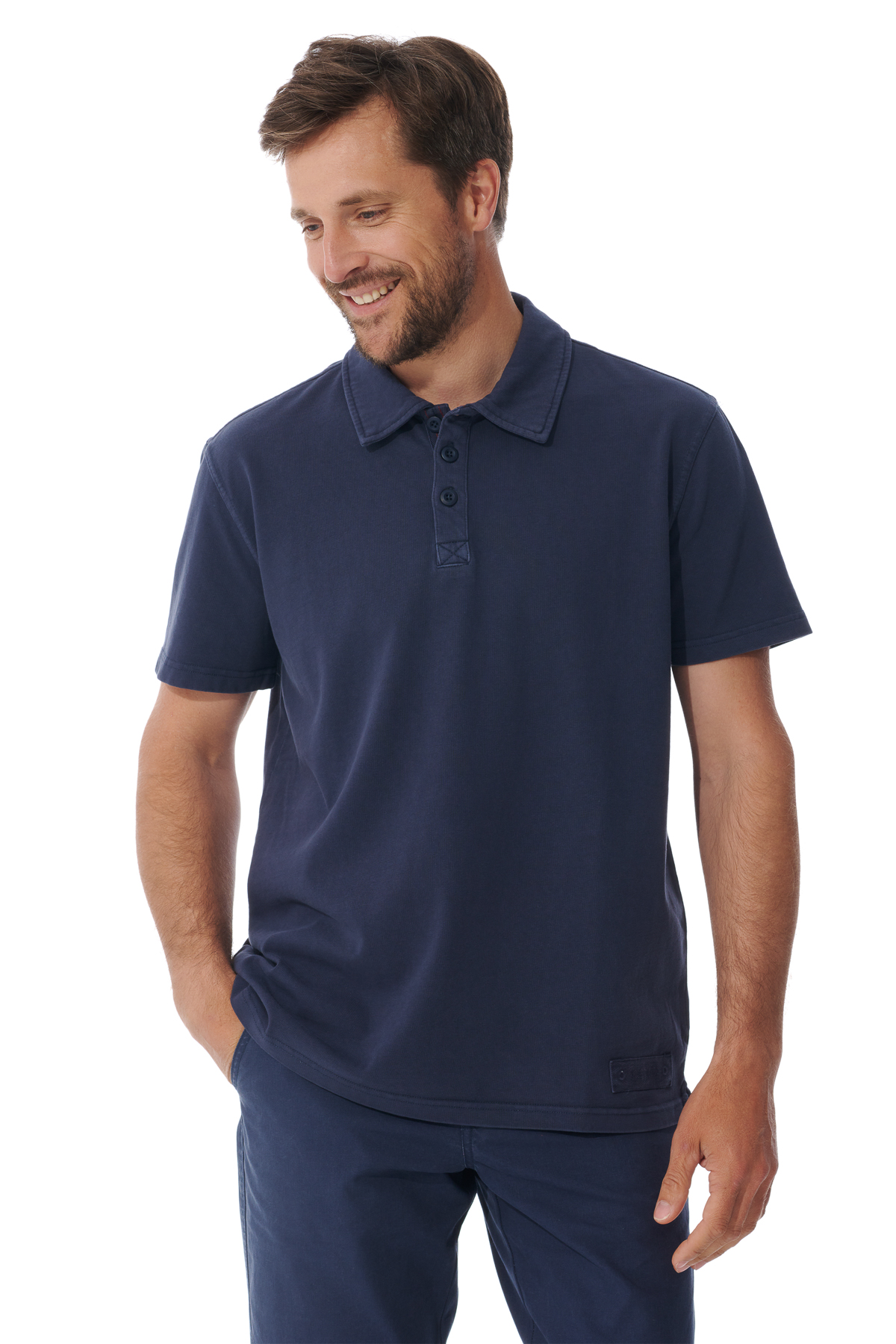 Homme portant un polo manches courtes Mousqueton