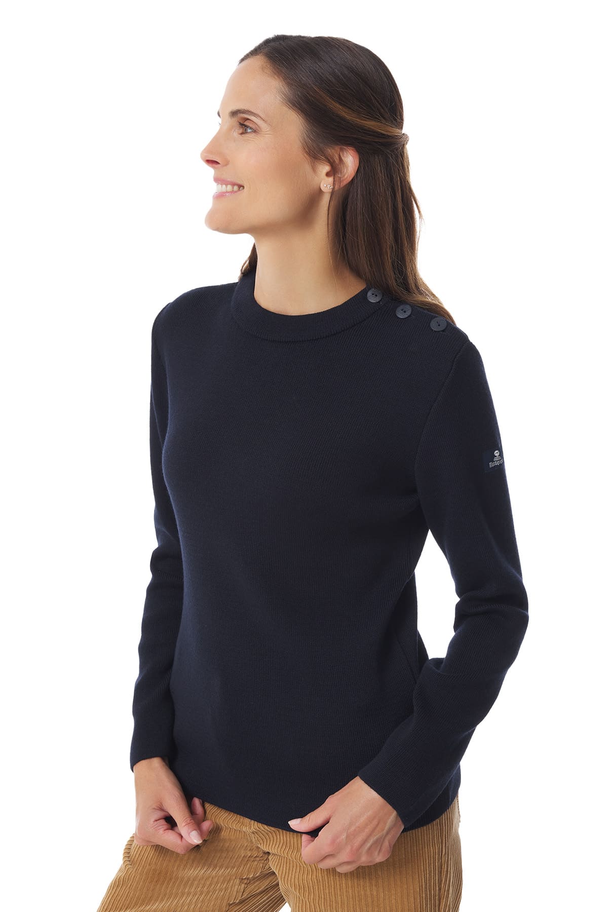Femme portant un pull marin bleu marine Crozon de Mousqueton