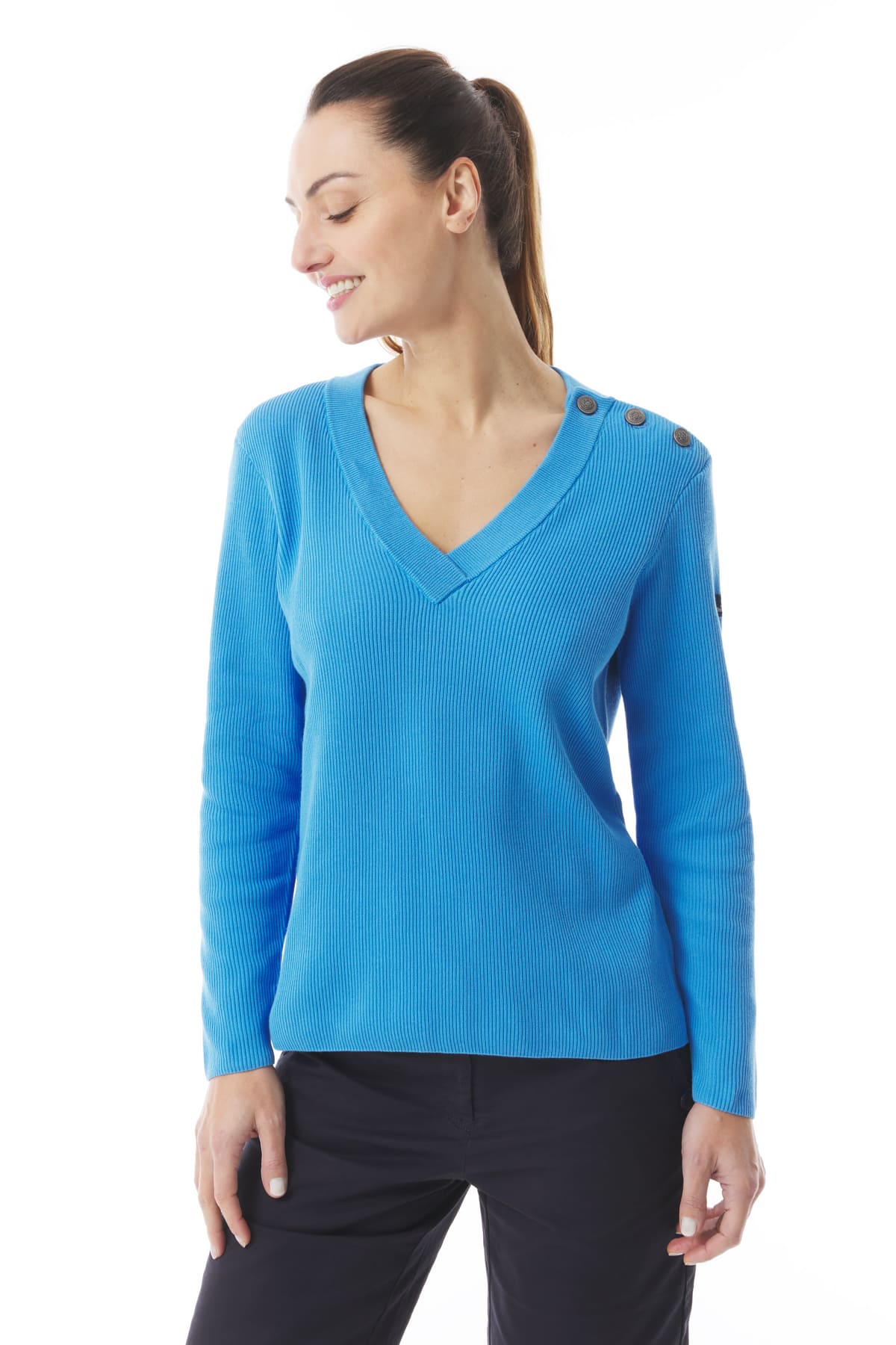 Femme portant un pull col v Lunaire de Mousqueton