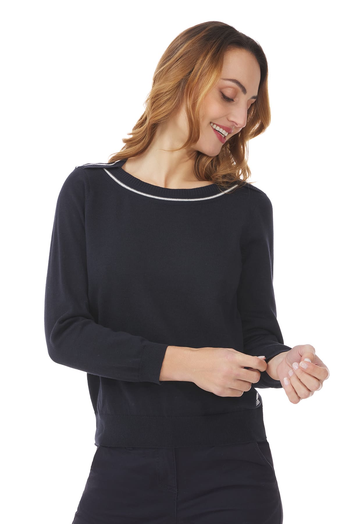 Femme portant un pull Madette bleu marine de Mousqueton