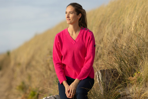 Une femme en pull Mousqueton au bord de l'eau