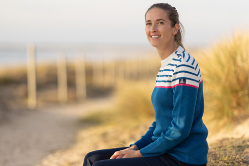 Femme portant un pull Mousqueton