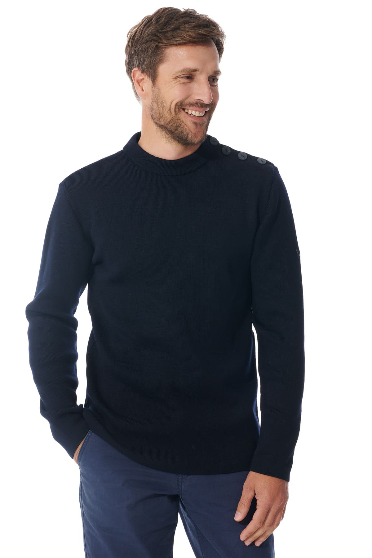 Homme portant un pull marin TIM Mousqueton