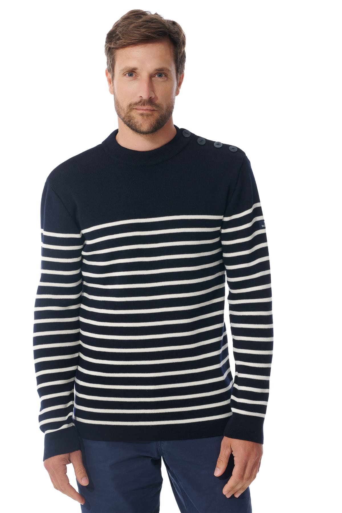 Homme portant un pull marin Tim Mousqueton