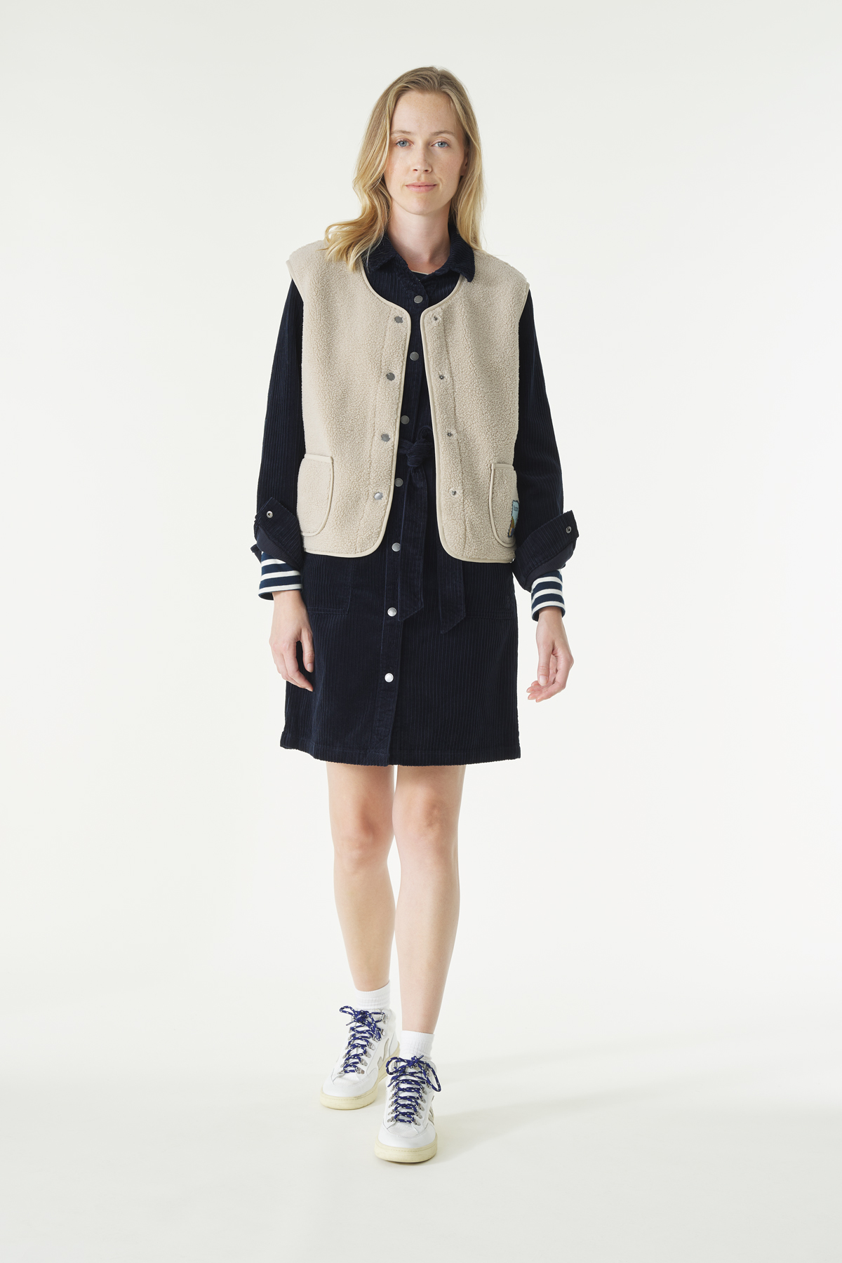 Mannequin femme portant une robe en velours et un gilet sans manches en sherpa Mousqueton