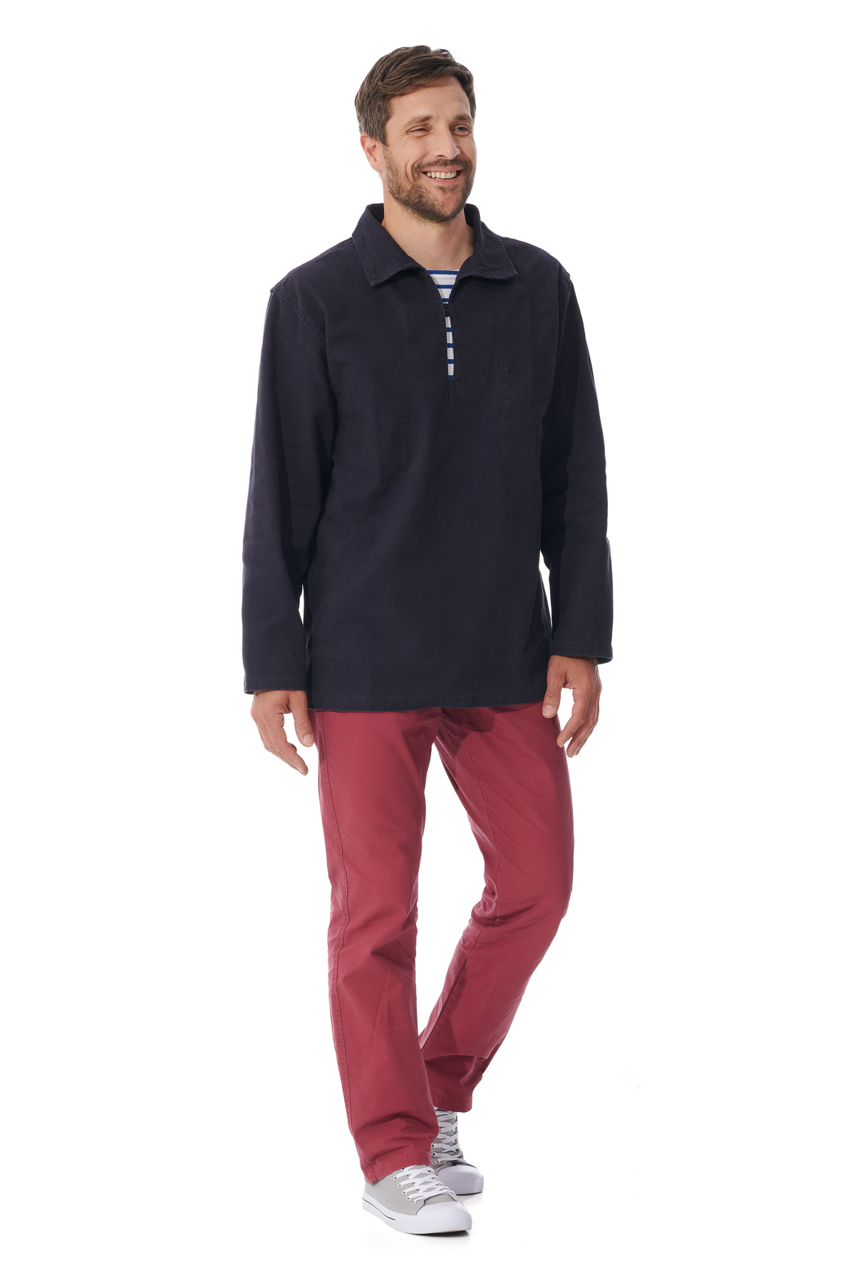 Homme portant une vareuse traditionnelle en toile bleu marine