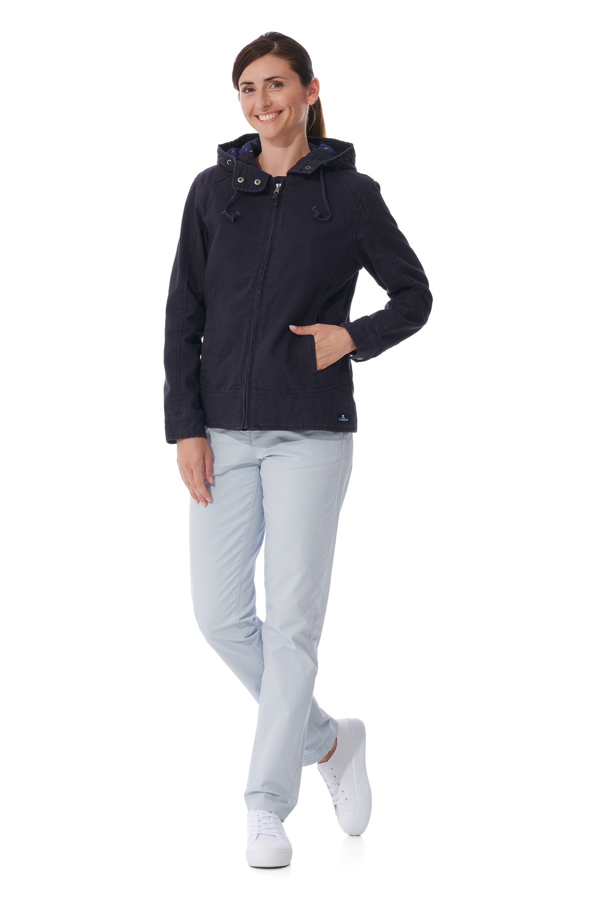 Femme portant une veste en toile à capuche bleu marine