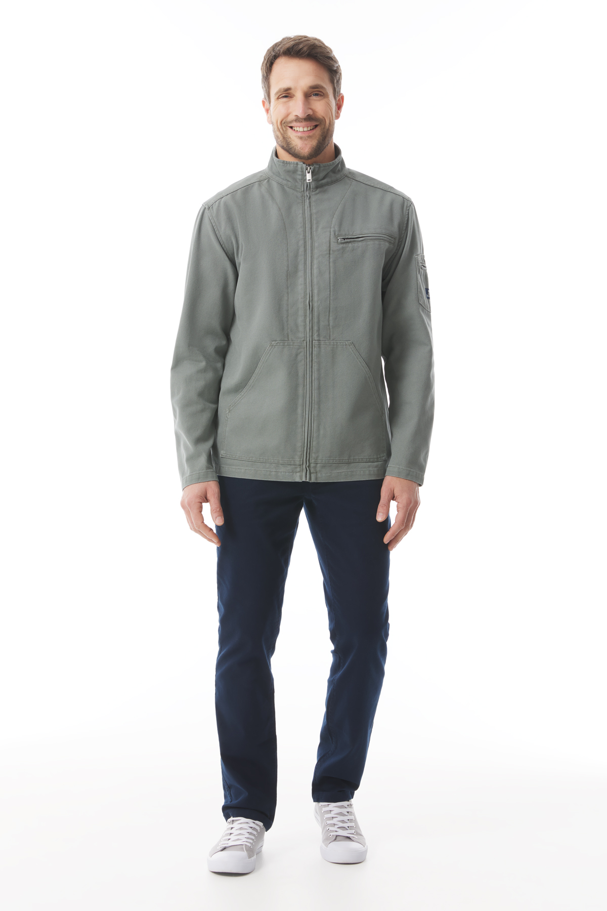 Homme portant une veste zippé en toile vert kaki