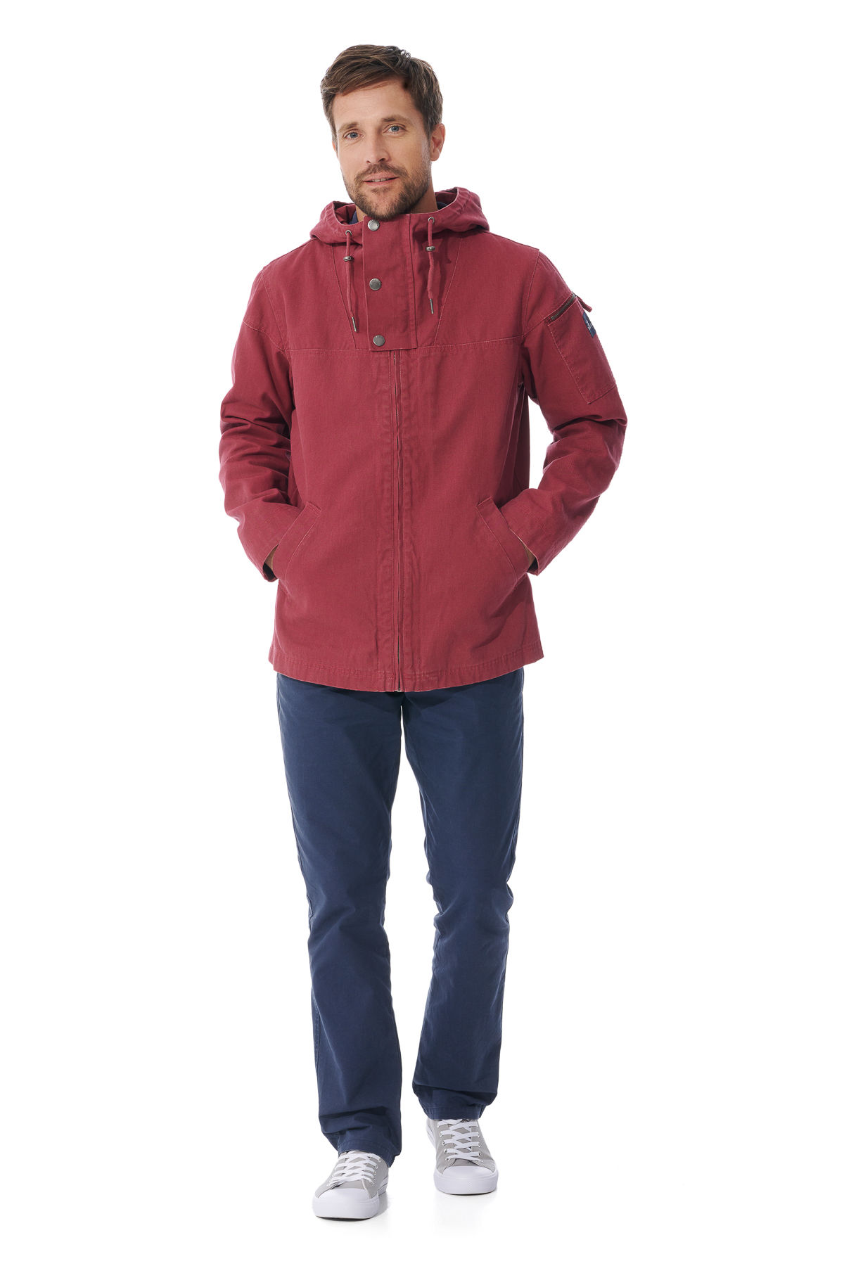 Homme portant une veste à capuche en toile rouge brique