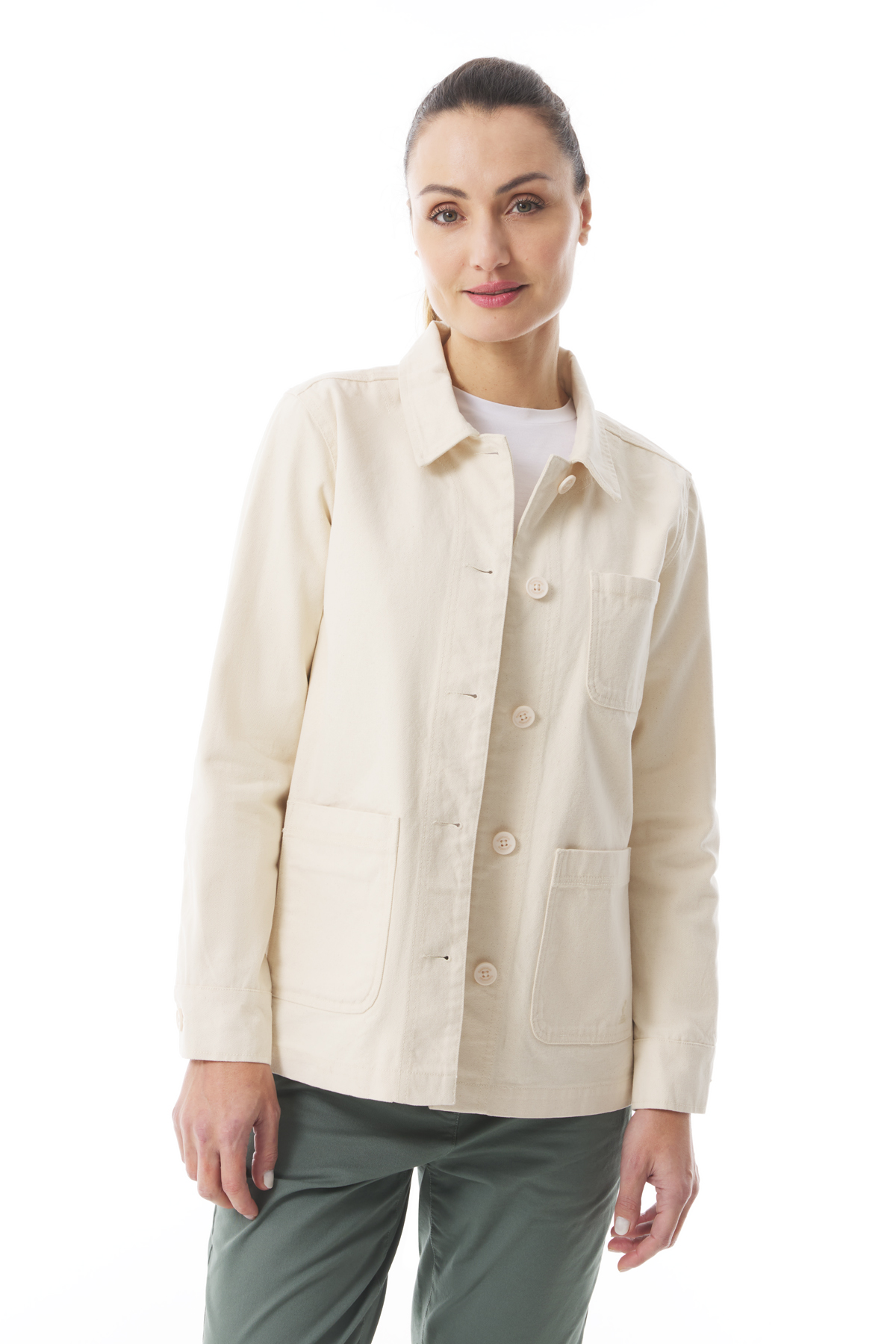 Femme portant une veste de travail en toile beige