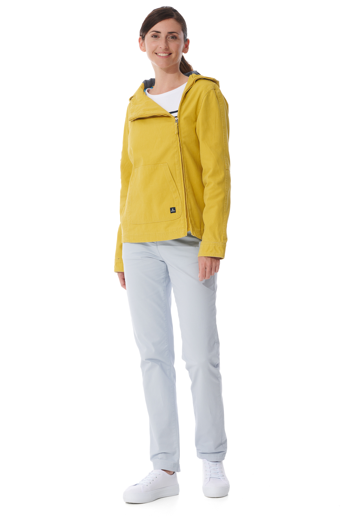 Femme portant une veste en toile jaune à zip asymétrique