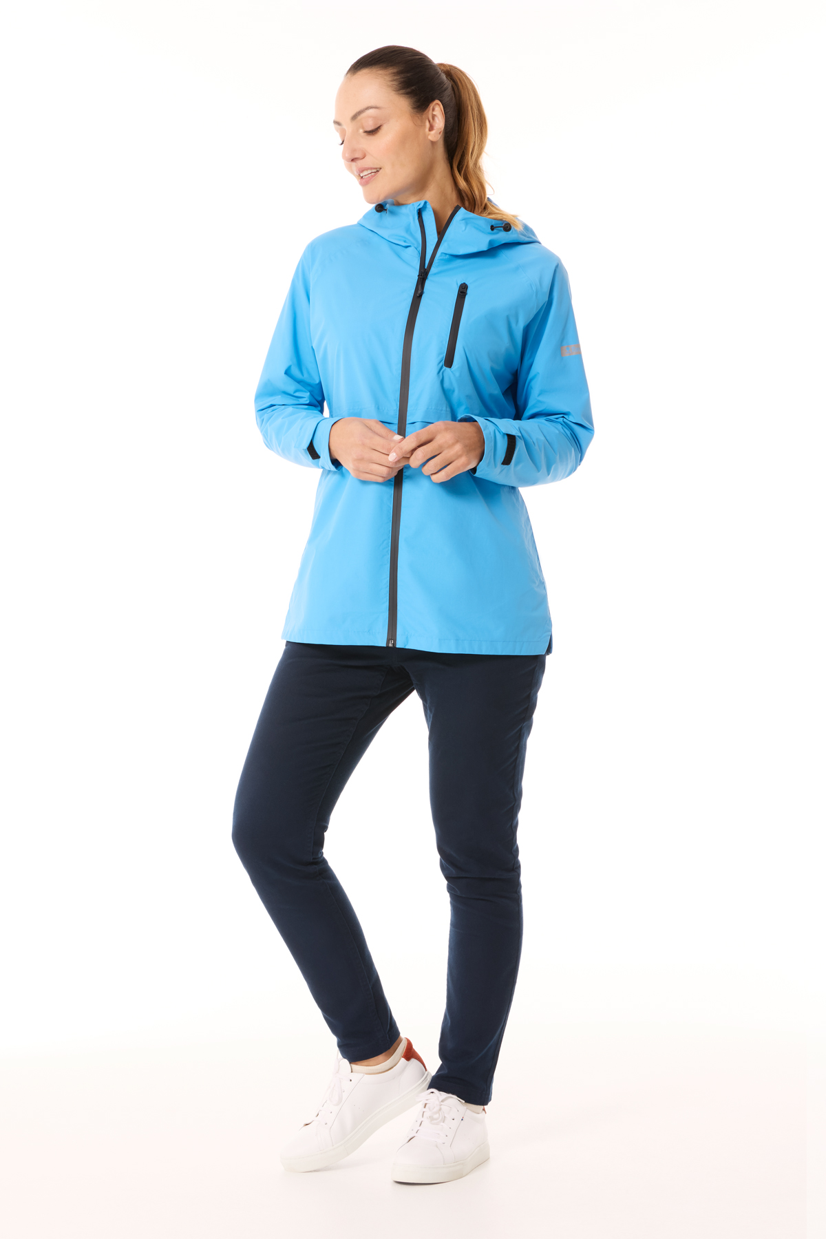 Femme portant une veste imperméable légère et colorée