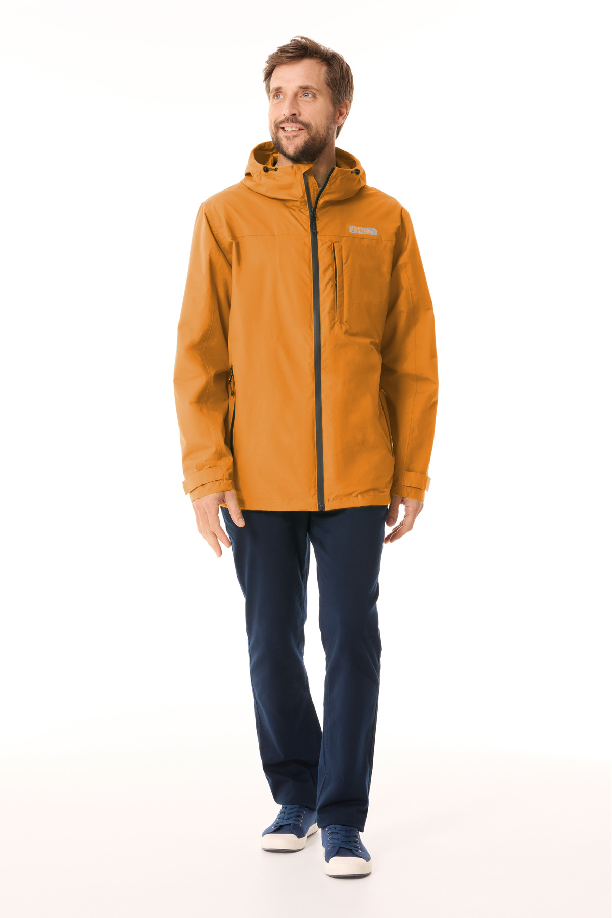 Homme portant une veste imperméable légère et coloré