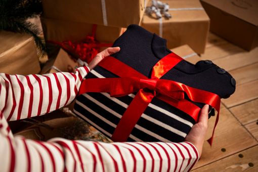 Pull marin pour femme Mousqueton entouré d'un ruban rouge comme cadeau de Noël
