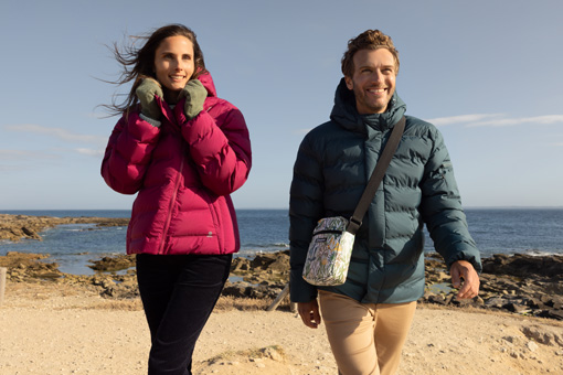 Un homme et une femme en doudounes d'hiver Mousqueton