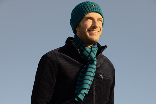 Homme portant une veste en velours avec un duo de bonnet et écharpe Mousqueton