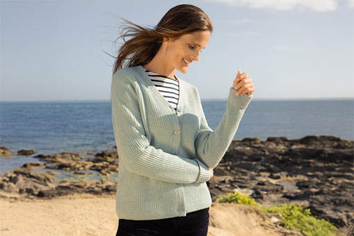 Femme portant un gilet en maille réconfortante Mousqueton