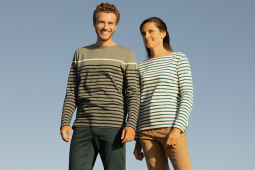 Un homme et une femme au bord de mer en marinières Mousqueton