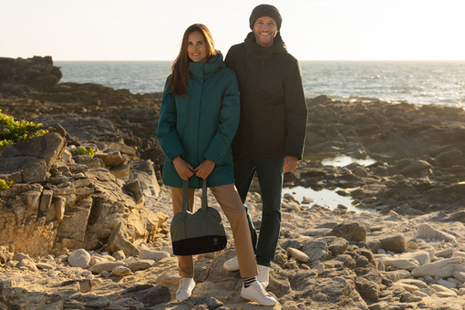 Un homme et une femme en parkas imperméables Mousqueton