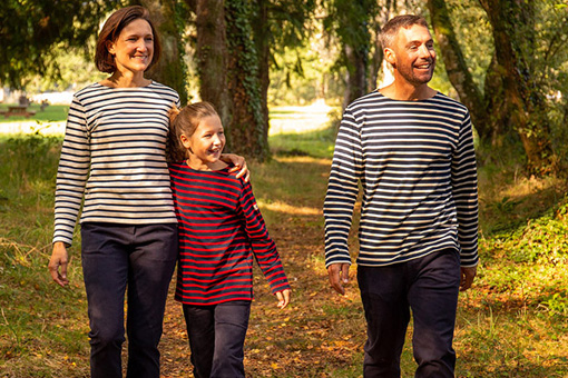 Une famille se promène dans les bois en marinières Mousqueton