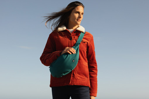 Femme portant une veste en velours avec un sac banane Mousqueton