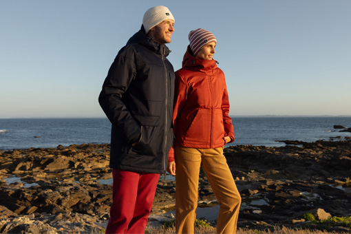 Un homme et une femme en vestes d'hiver Mousqueton