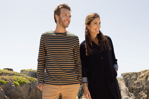 Un homme et une femme habillée avec de nouveaux vêtements Mousqueton pour la rentrée