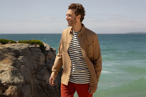 Homme portant une surchemise et un pantalon en twill de coton Mousqueton