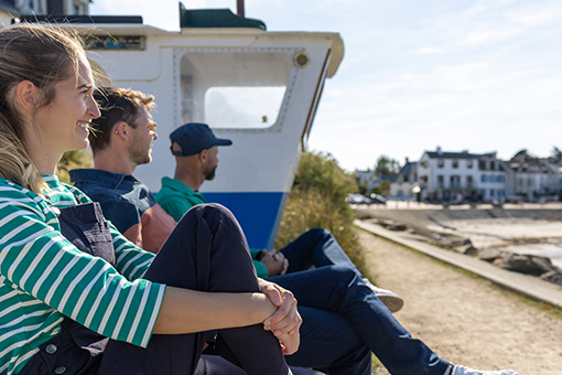 offre d'emploie réseau retail - trio assis en face de la mer