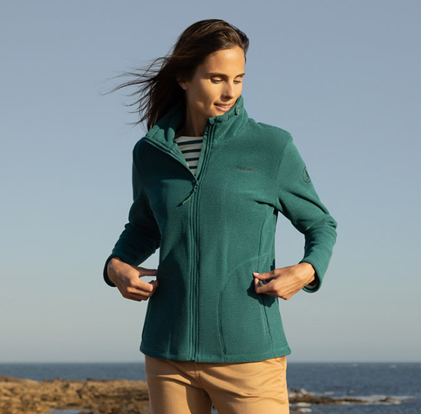 Une polaire décontractée et ajustée 